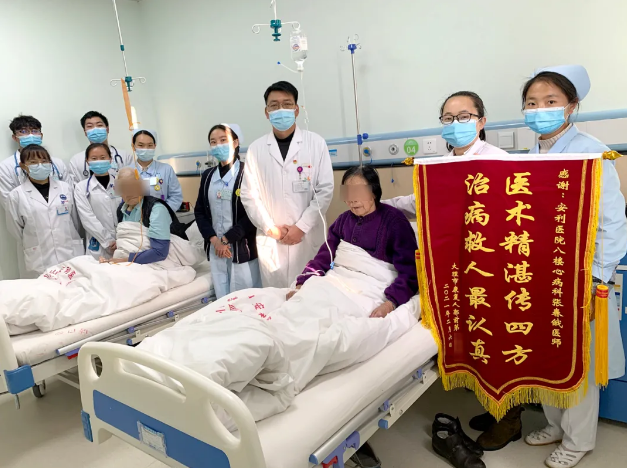 溫暖的陪伴、細心的照顧，兩位老人感恩贈錦旗！