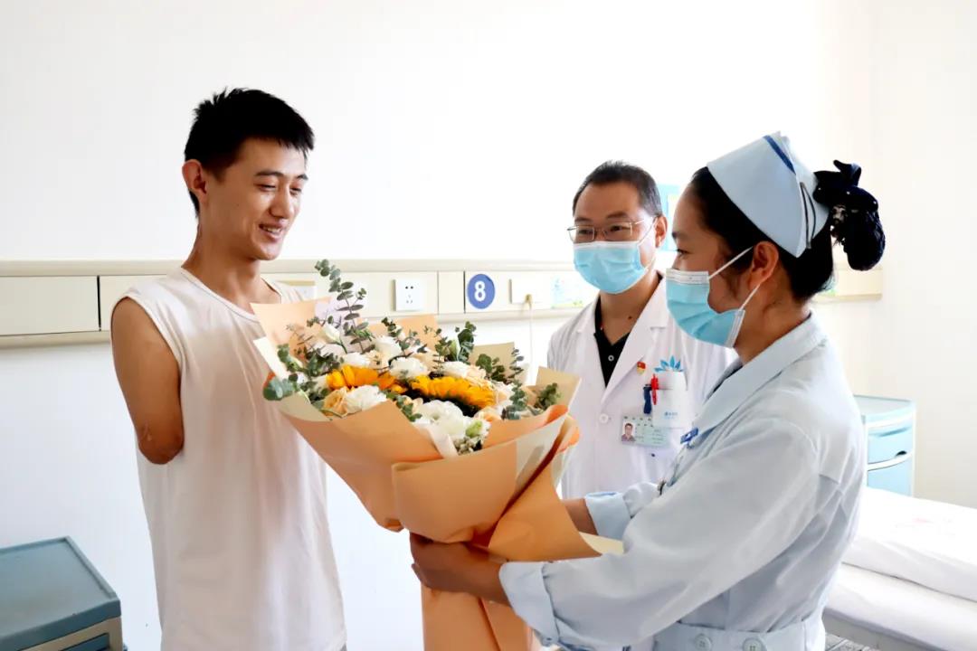【保山安利醫(yī)院】雖然失去了雙臂，但他用堅強、樂觀的態(tài)度讓生活充滿陽光！