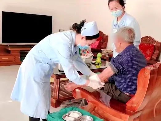 【保山安利醫(yī)院】82歲爺爺與老伴居家，在院手術(shù)后換藥不便，居家護(hù)理上門服務(wù)解難題