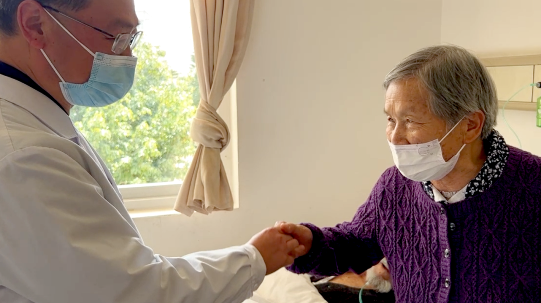 【保山安利醫(yī)院】百歲老人15年后再次到院做手術，老伴深表謝意“感謝你們給了他第二次生命”！