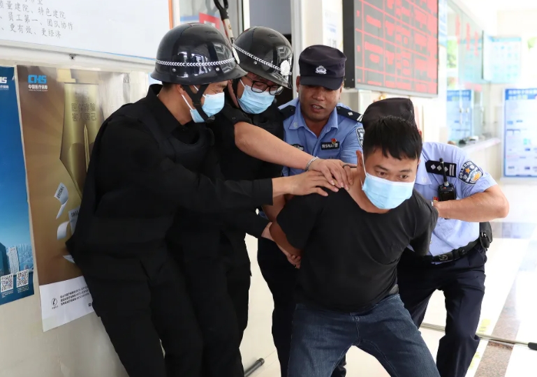 警醫(yī)聯(lián)動(dòng)丨反恐防暴應(yīng)急演練，筑牢醫(yī)院安全防線